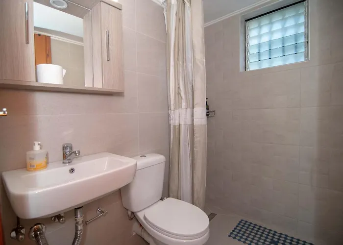 Aristofanis 4 * Tolón